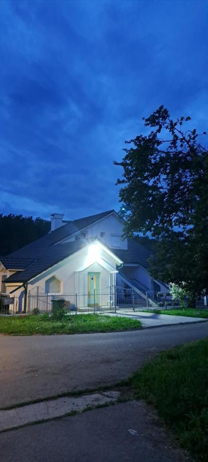 Santorini Apartamento Sremska Mitrovica Exterior foto